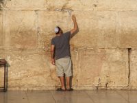 jewish-people-praying-jerusalem-s-western-wall (1)
